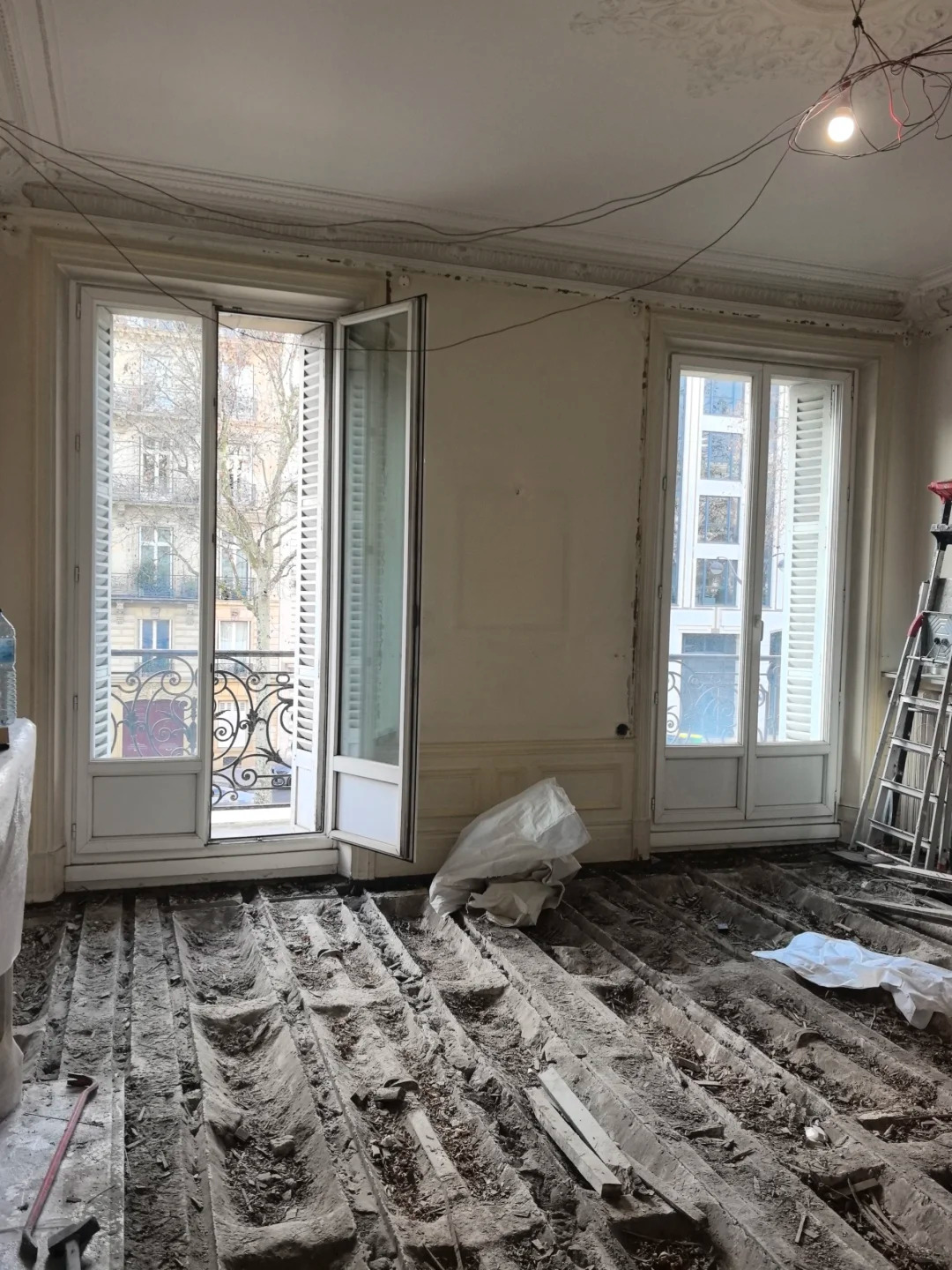 Voici ce que cache un appartement centenaire près de l'Arc de Triomphe, une fois les travaux lancés