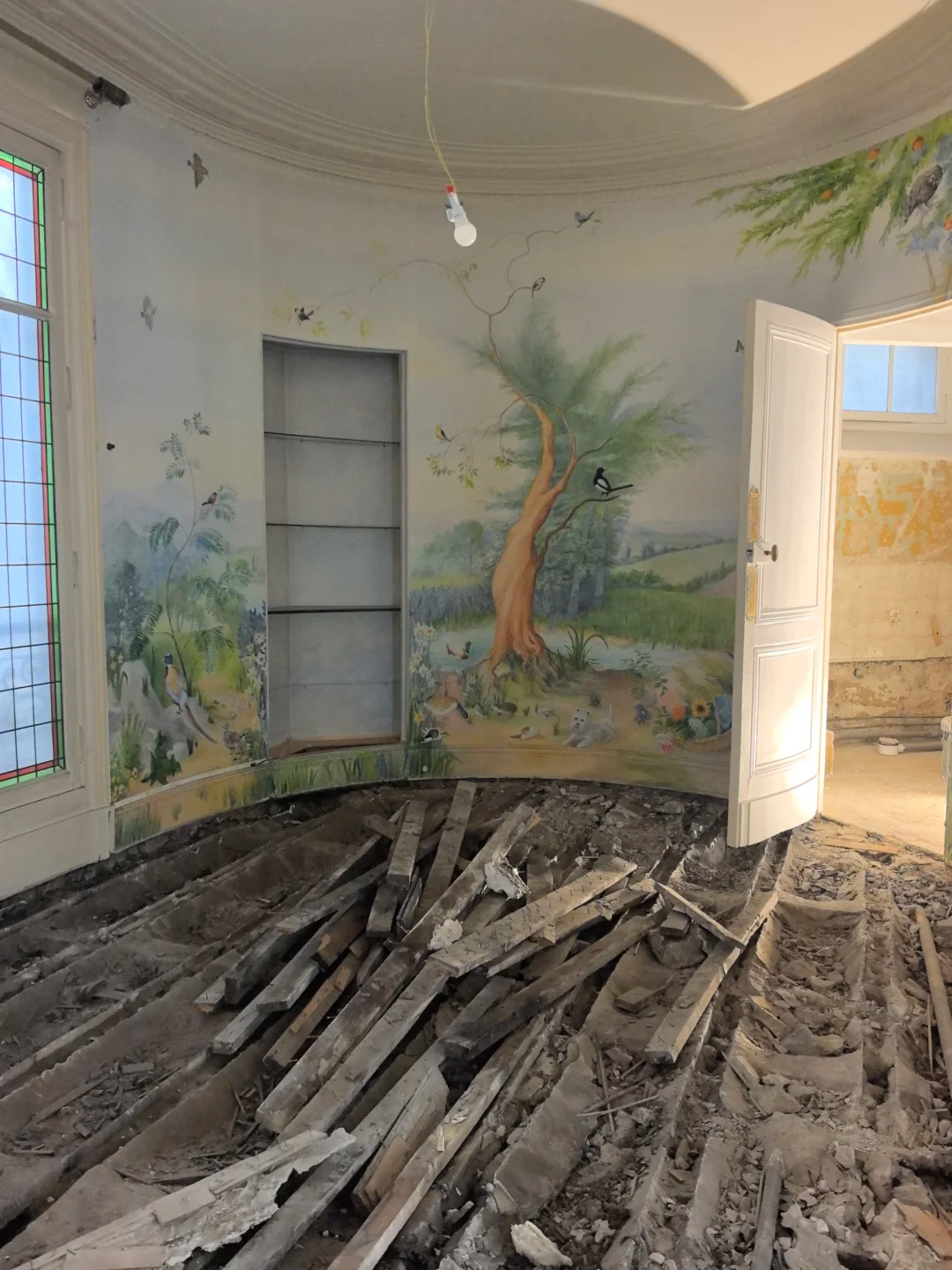 Voici ce que cache un appartement centenaire près de l'Arc de Triomphe, une fois les travaux lancés