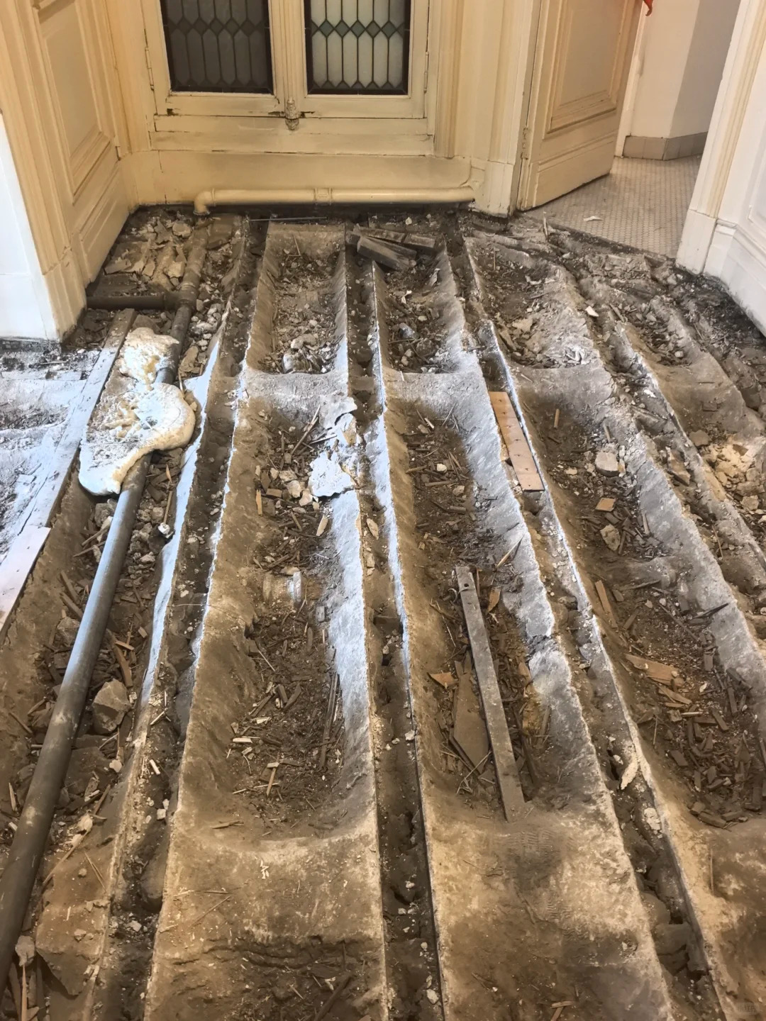 Voici ce que cache un appartement centenaire près de l'Arc de Triomphe, une fois les travaux lancés
