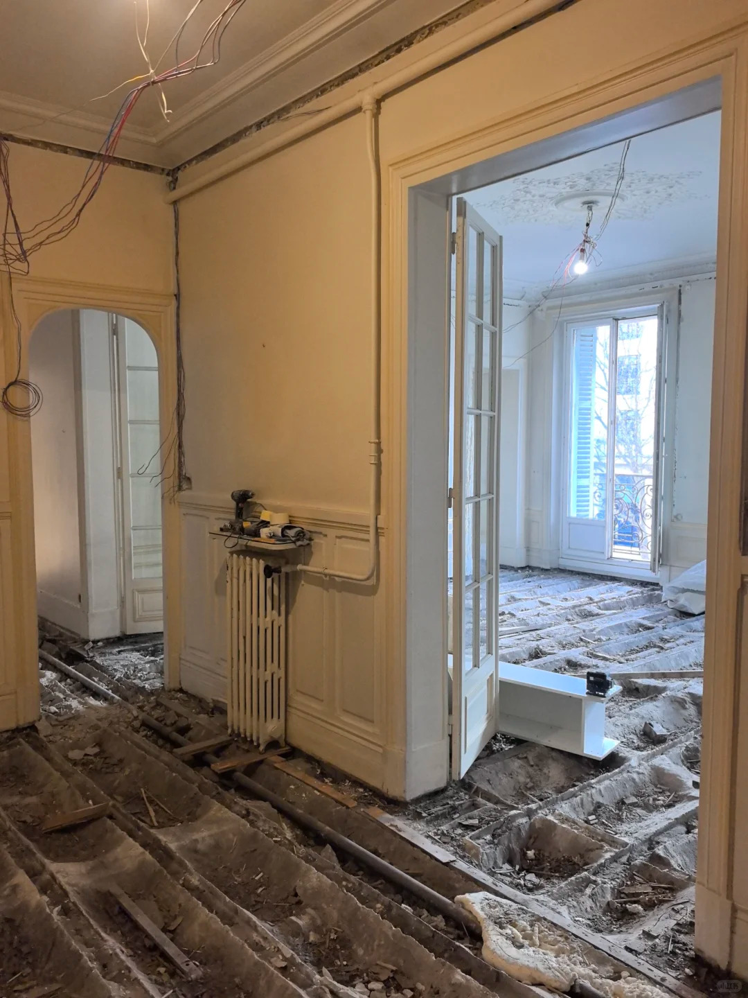 Voici ce que cache un appartement centenaire près de l'Arc de Triomphe, une fois les travaux lancés