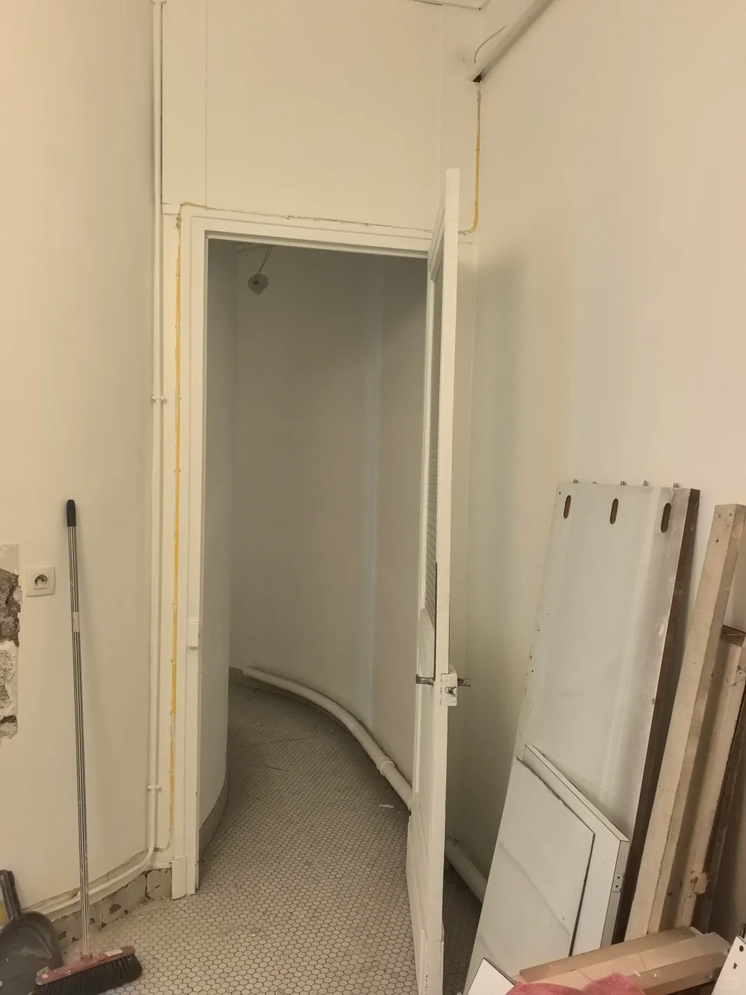 Voici ce que cache un appartement centenaire près de l'Arc de Triomphe, une fois les travaux lancés