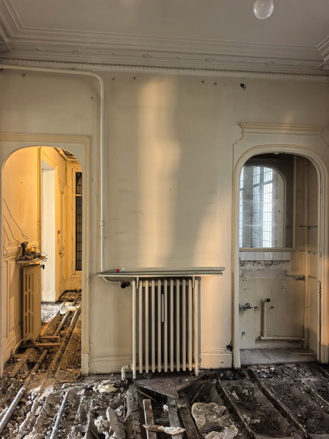 Voici ce que cache un appartement centenaire près de l'Arc de Triomphe, une fois les travaux lancés