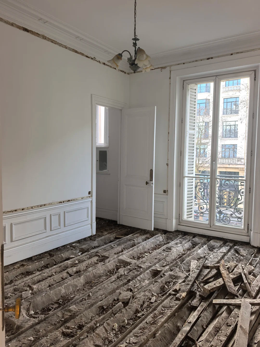 Voici ce que cache un appartement centenaire près de l'Arc de Triomphe, une fois les travaux lancés