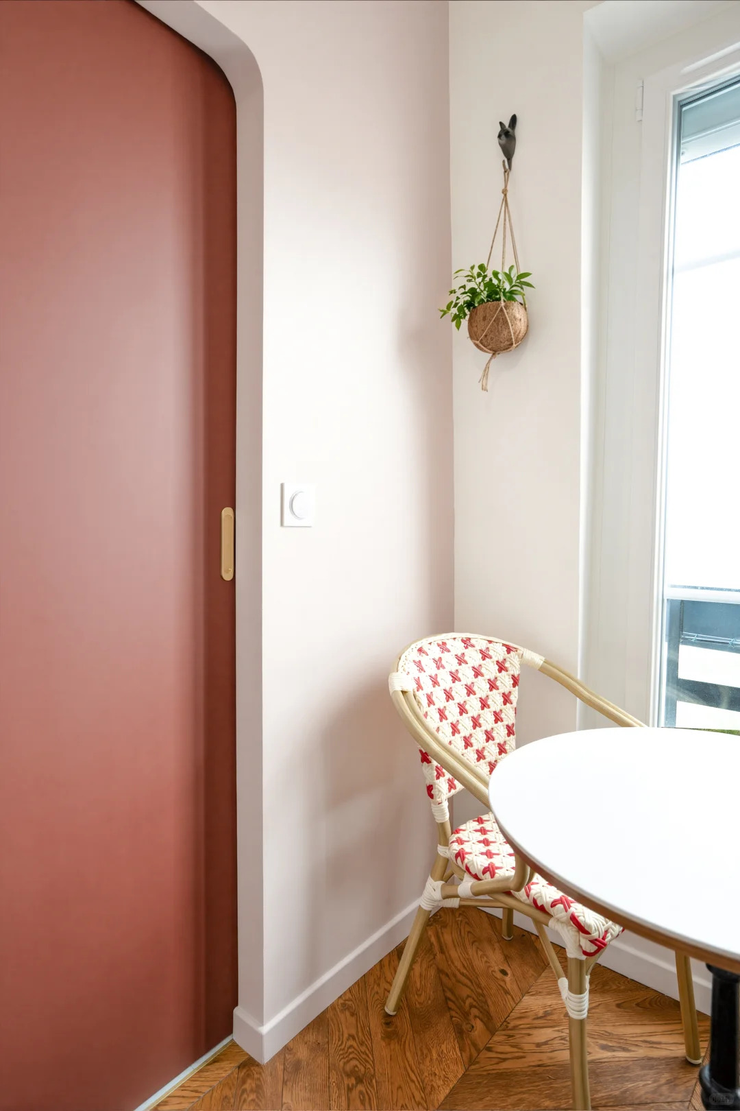 Je passerais tout un après-midi à ne rien faire dans cet appartement face à la Tour Eiffel