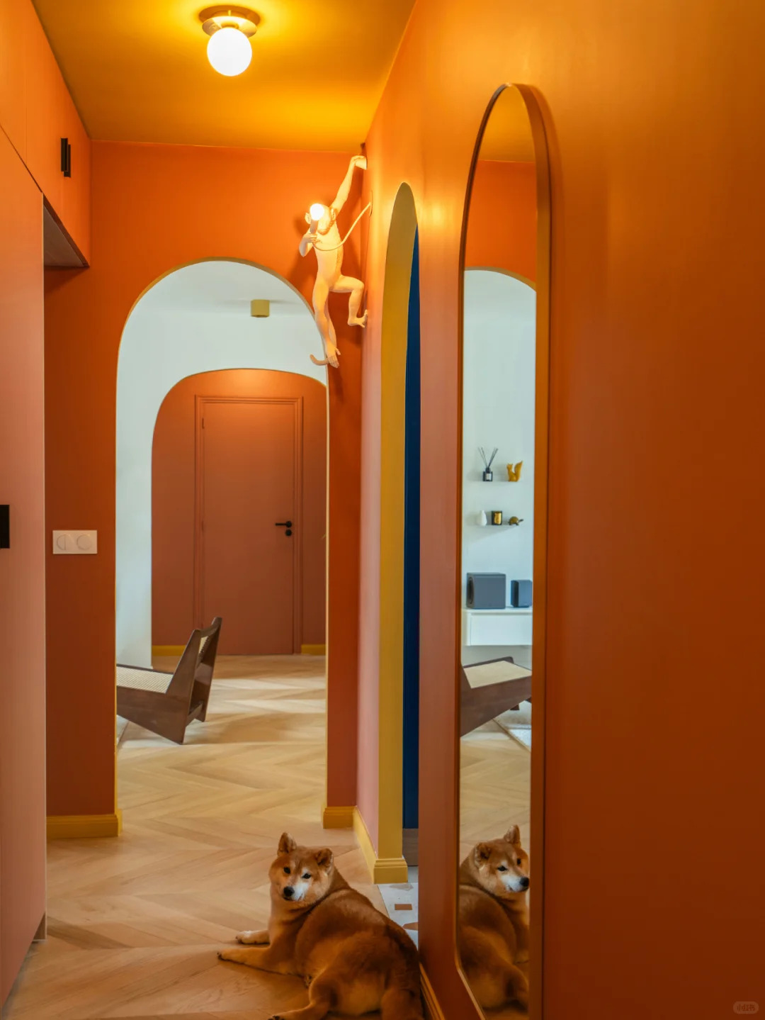 Couloir transformé… et les invités passent une demi-heure à le photographier dès l'entrée
